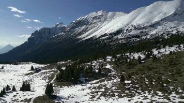 Montasio ve Monte Canin, İtalya 'da karlı güzel dağ manzarası