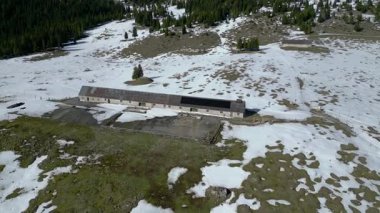 Montasio ve Monte Canin, İtalya 'da karlı güzel dağ manzarası