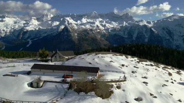 Montasio ve Monte Canin, İtalya 'da karlı güzel dağ manzarası