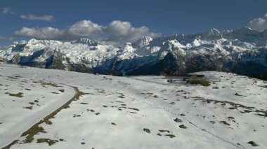 Montasio ve Monte Canin, İtalya 'da karlı güzel dağ manzarası