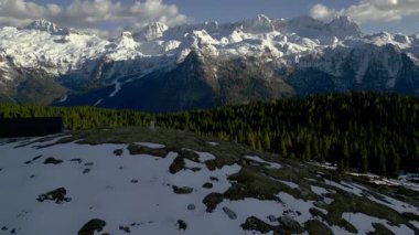 Montasio ve Monte Canin, İtalya 'da karlı güzel dağ manzarası