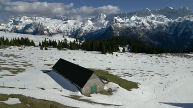 Montasio ve Monte Canin, İtalya 'da karlı güzel dağ manzarası