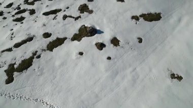 Montasio ve Monte Canin, İtalya 'da karlı güzel dağ manzarası