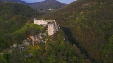 İtalya 'nın Montenars kentindeki antik şatonun manzarası