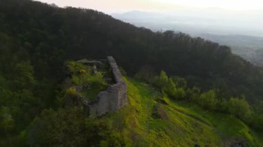 İtalya 'nın Montenars kentindeki antik şatonun manzarası