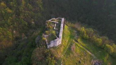 İtalya 'nın Montenars kentindeki antik şatonun manzarası