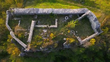 İtalya 'nın Montenars kentindeki antik şatonun manzarası
