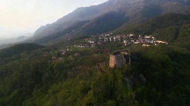 İtalya 'nın Montenars kentindeki antik şatonun manzarası