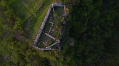 İtalya 'nın Montenars kentindeki antik şatonun manzarası
