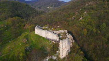 İtalya 'nın Montenars kentindeki antik şatonun manzarası