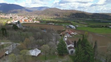Beaudan köyünün sonbahar manzarası, Orta Pireneler, Campan ve Pic du Midi de Bigorre zirvesi, Fransa