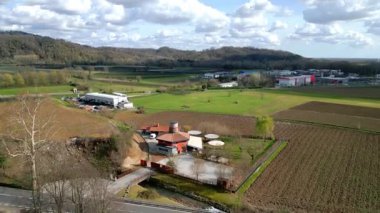 Beaudan köyünün sonbahar manzarası, Orta Pireneler, Campan ve Pic du Midi de Bigorre zirvesi, Fransa