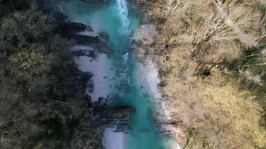 Torre Torrent ve Crtosis hidroelektrik barajı tarafından oyulmuş bir vadi. Tarcento