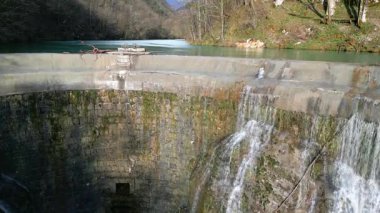 Torre Torrent ve Crtosis hidroelektrik barajı tarafından oyulmuş bir vadi. Tarcento