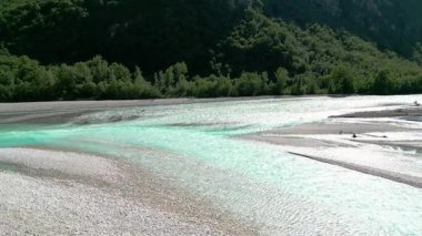 Tagliamenyo nehrinin havadan dikey görüntüsü. Nehir ve dağlarla yaz doğası. İtalya 'nın kuzeyi