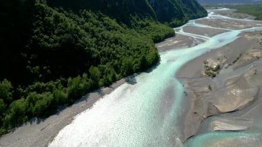 Tagliamenyo nehrinin havadan dikey görüntüsü. Nehir ve dağlarla yaz doğası. İtalya 'nın kuzeyi