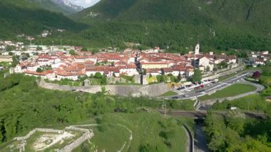Venzone 'nin antik güçlendirilmiş köyü. 1976 depreminden sonra yeniden inşa edildi.