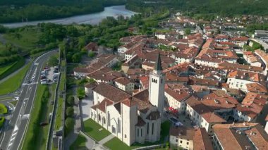 Venzone 'nin antik güçlendirilmiş köyü. 1976 depreminden sonra yeniden inşa edildi.