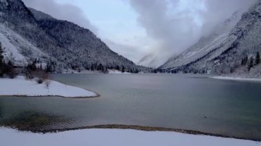 Predil Gölü 'ndeki siyah atmosfer. Kar ve buz kışı.