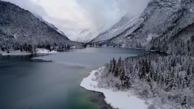 Predil Gölü 'ndeki siyah atmosfer. Kar ve buz kışı.
