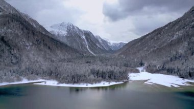 Predil Gölü 'ndeki siyah atmosfer. Kar ve buz kışı.