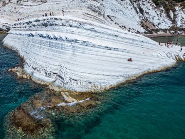 İtalya 'nın güneyinde Porto Empedocle yakınlarında Realmonte sahilinde kayalık bir uçurum olan Scala dei Turchi' nin hava manzarası