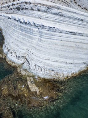 İtalya 'nın güneyinde Porto Empedocle yakınlarında Realmonte sahilinde kayalık bir uçurum olan Scala dei Turchi' nin hava manzarası