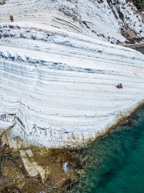İtalya 'nın güneyinde Porto Empedocle yakınlarında Realmonte sahilinde kayalık bir uçurum olan Scala dei Turchi' nin hava manzarası