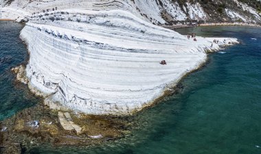 İtalya 'nın güneyinde Porto Empedocle yakınlarında Realmonte sahilinde kayalık bir uçurum olan Scala dei Turchi' nin hava manzarası