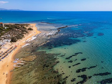 İtalya 'nın güneyinde Porto Empedocle yakınlarında Realmonte sahilinde kayalık bir uçurum olan Scala dei Turchi' nin hava manzarası