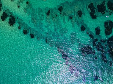 İtalya 'nın güneyinde Porto Empedocle yakınlarında Realmonte sahilinde kayalık bir uçurum olan Scala dei Turchi' nin hava manzarası