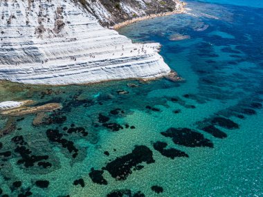 İtalya 'nın güneyinde Porto Empedocle yakınlarında Realmonte sahilinde kayalık bir uçurum olan Scala dei Turchi' nin hava manzarası