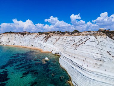 İtalya 'nın güneyinde Porto Empedocle yakınlarında Realmonte sahilinde kayalık bir uçurum olan Scala dei Turchi' nin hava manzarası