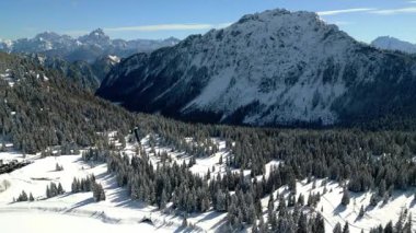 Pramollo yolunun kış manzarası, Nassfeld Geçidi, İtalya