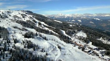 Pramollo yolunun havadan manzarası, Nassfeld Geçidi kış boyunca, İtalya
