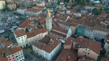 İtalya 'nın insansız hava aracından alınan Friulian köyü Muggia' nın manzarası.
