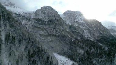 Kışın Lago del Predil 'in manzarası İHA' dan izleniyor, İtalya 'da dağlarla çevrili göl.. 