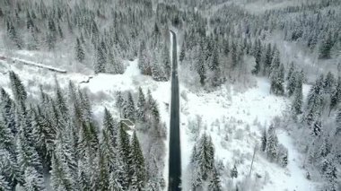 İtalya 'da dağlarla çevrili Lago del Predil Gölü' nün kış manzarası. 