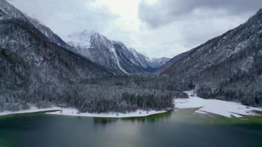 Lago del Predil, İtalya 'da buzulun yakınında bir göl.. 