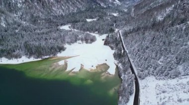 Lago del Predil, İtalya 'da dağlarla çevrili bir göl.. 