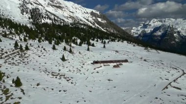 İtalya 'nın Sella Nevea kentindeki Monte Canin Alp Dağları' nın insansız hava aracı görüntüsü