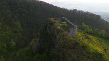 İtalya 'daki yıkık Ravistagno Kalesi' ne bakıyorum.