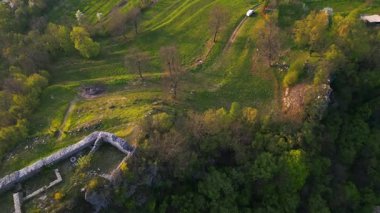 İtalya 'daki yıkık Ravistagno Kalesi manzarası