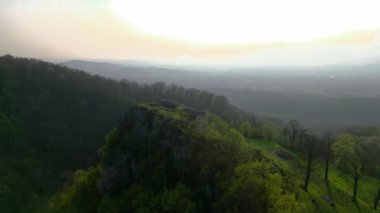 İtalya 'daki yıkık Ravistagno Kalesi manzarası