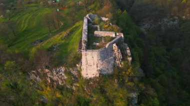 Harap olmuş Ravistagno Kalesi 'nin detayları, İHA görüntüleri, İtalya