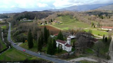 İtalya 'nın dağlık kırsal kesiminin hava manzarası
