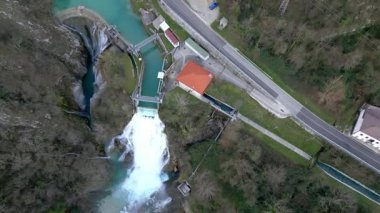 İtalya, Torre dell 'Alto yakınlarındaki nehir üzerindeki baraj manzarası
