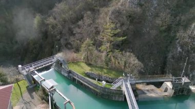 İtalya, Torre dell 'Alto yakınlarındaki nehir üzerindeki baraj manzarası