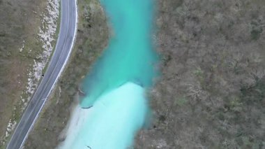 İtalya 'da uçurumun kenarından akan nehrin ayrıntılı görüntüsü