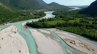Tagliamento ve Fella nehirlerinin gündüz manzarası İtalya 'da buluşuyor.